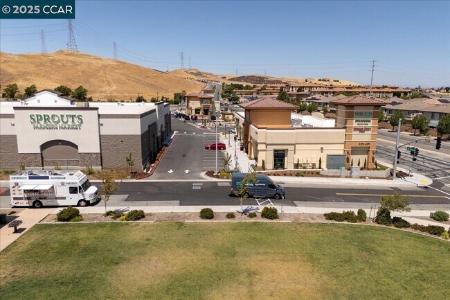 Building Photo - 300 Hideaway Ln