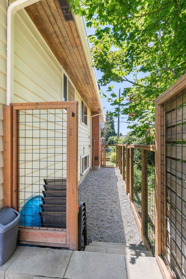 Building Photo - 4bd/2.75ba Seattle House