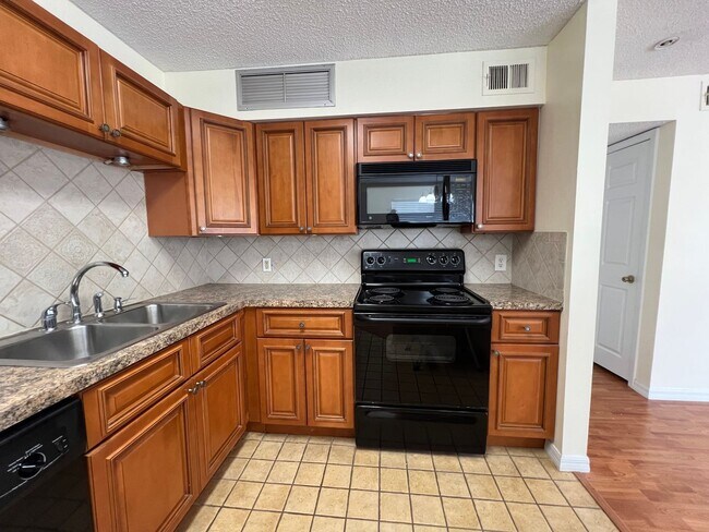Building Photo - 1/1 Corner Unit in GATED ~ LAKEFRONT community in Altamonte Springs!