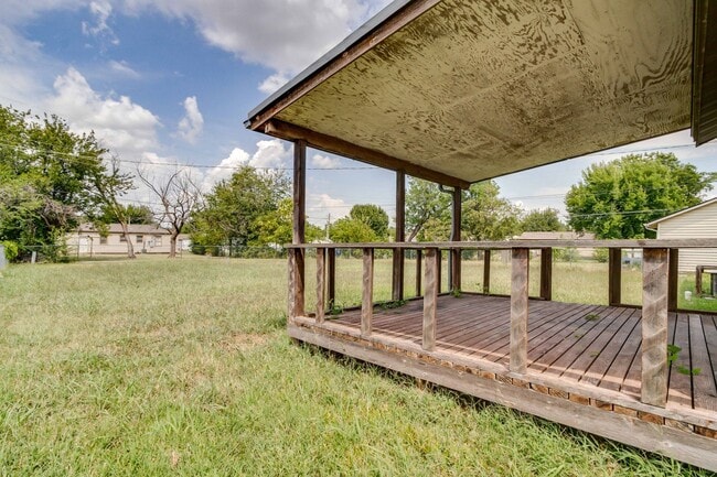 Building Photo - Charming 2-Bedroom Home with Original Hard...