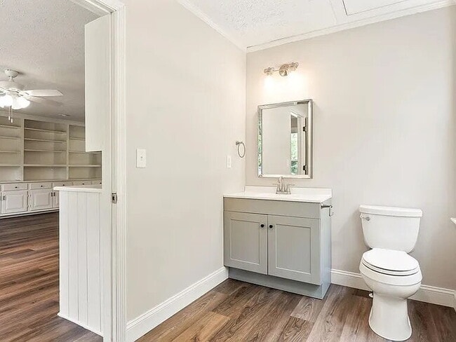 Building Photo - 1409 Robert Ln