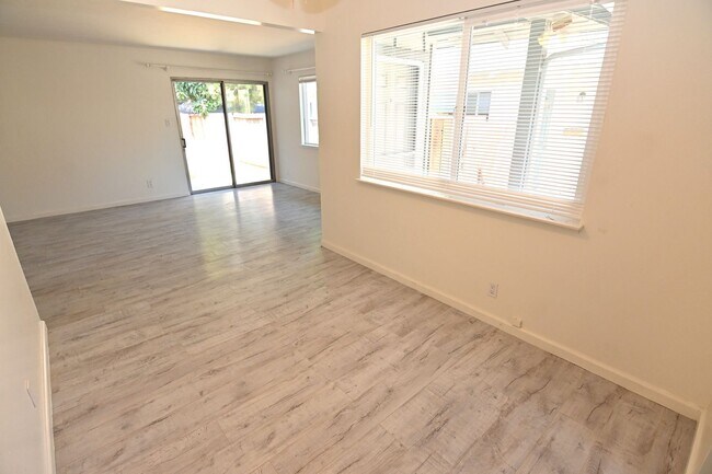 Building Photo - 1295 Flora Ave