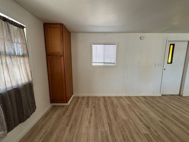 Building Photo - 2BR Mobile Unfurnished recent remodel/Refr...