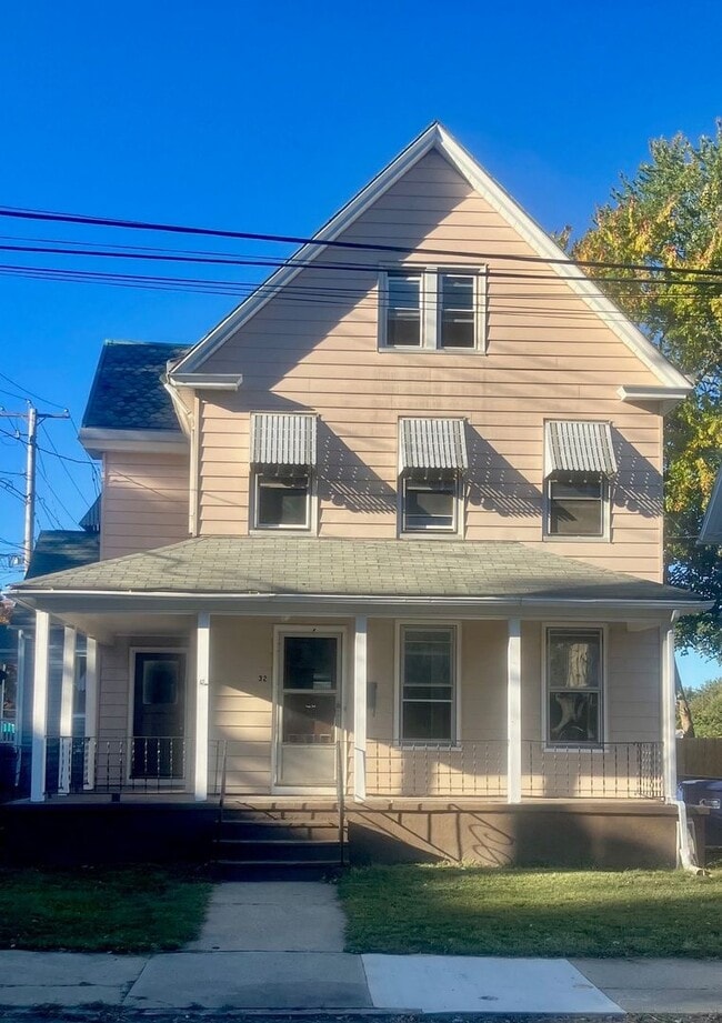 Primary Photo - 32 Crescent St
