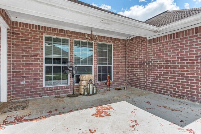 Building Photo - AUGUST PRE-LEASE! Incredible 4 Bed 3 Bath ...