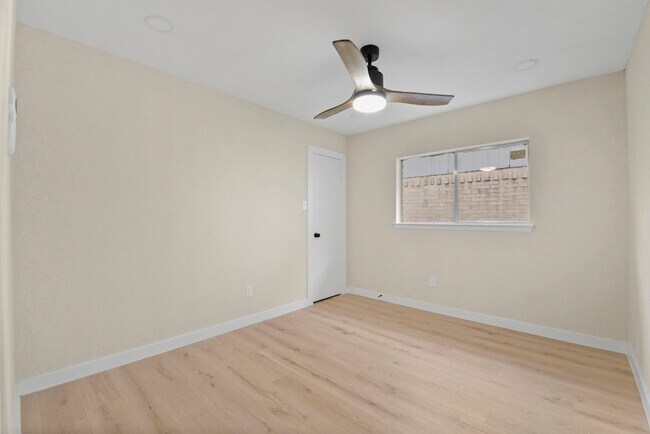 Building Photo - 2322 Aprilmont Dr