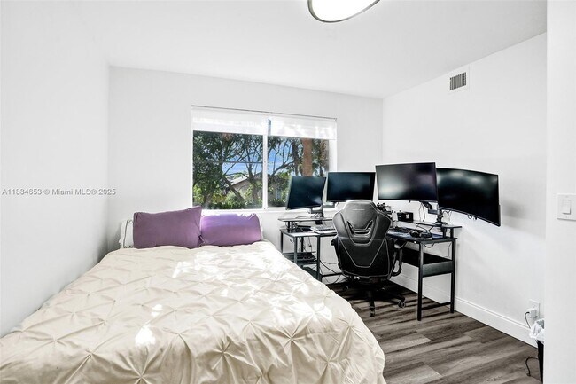 Building Photo - 9901 Westview Dr