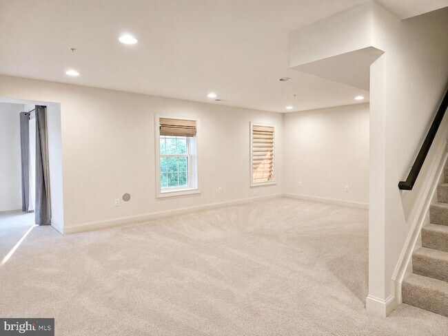 Building Photo - 3348 Burton Dr