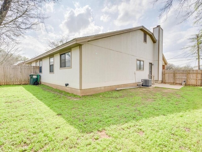 Building Photo - 208 Tamara Dr