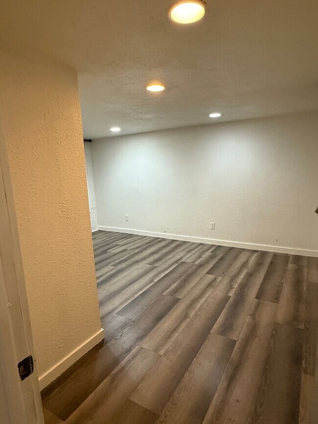 Building Photo - 100 Olive St