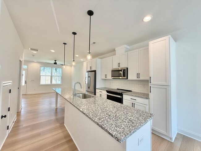 Building Photo - **OFFERING $125 RENT DISCOUNT FOR FIRST 6 MONTHS** Newly Built 4BD, 3.5BA Raleigh Townhome in a G...