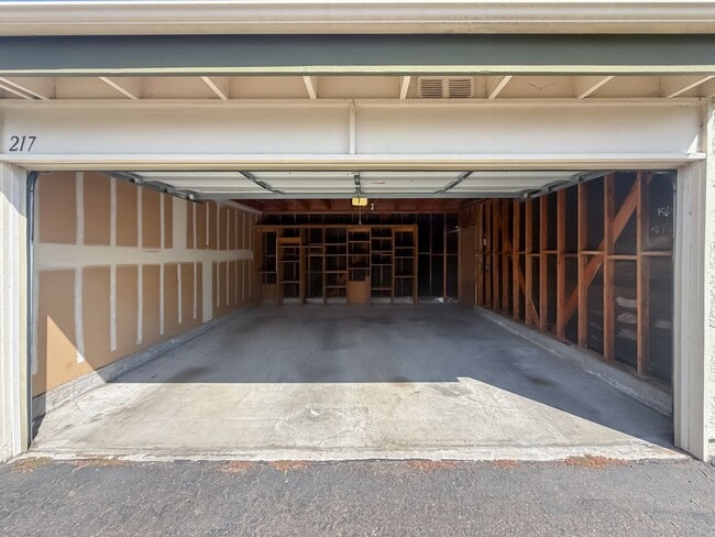 Building Photo - Nice 2B/2BA w/ Private Patio, A/C, Washer/...