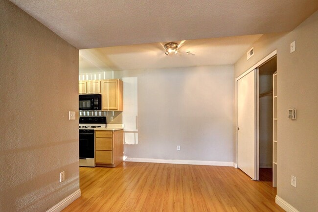 Building Photo - 950 Seven Hills Dr