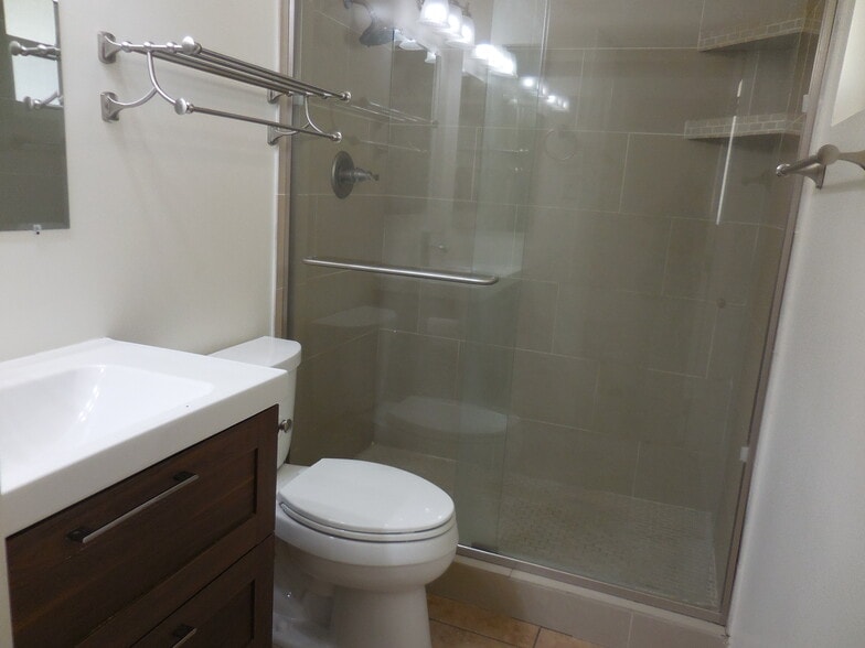Hallway Bath - 1349 E Don Carlos Ave