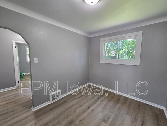 Building Photo - 2214 Idaho St