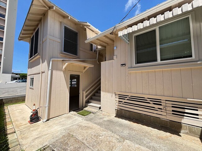 Building Photo - 1717 Kewalo St