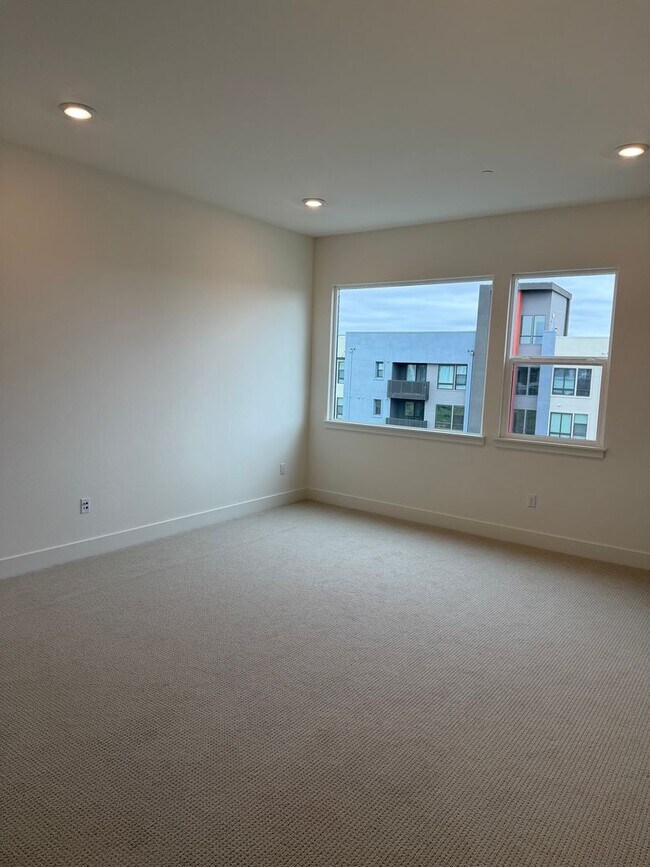 Building Photo - $4,800 / 3 BR – LUXURY TOP-FLOOR UNIT IN WARM SPRINGS WITH RESORT-STYLE AMENITIES