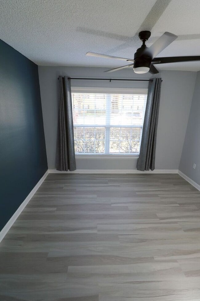 Building Photo - Newly renovated first floor condo! 2 bedrooms