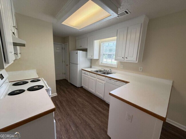 Building Photo - 211 Ravenwood Ct