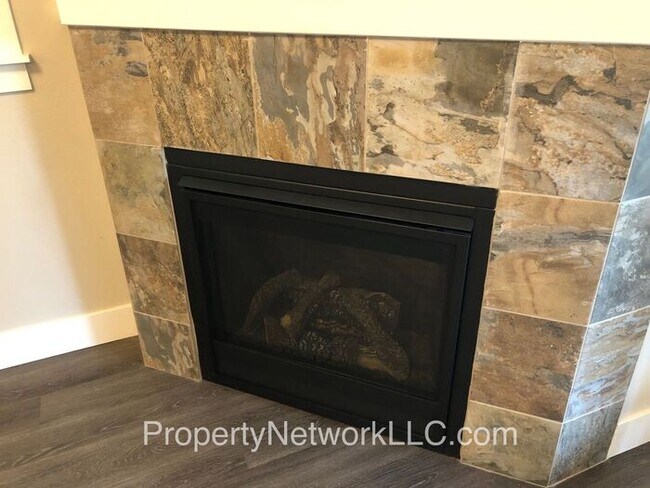 Building Photo - Outstanding Townhouse in Sandy Oregon