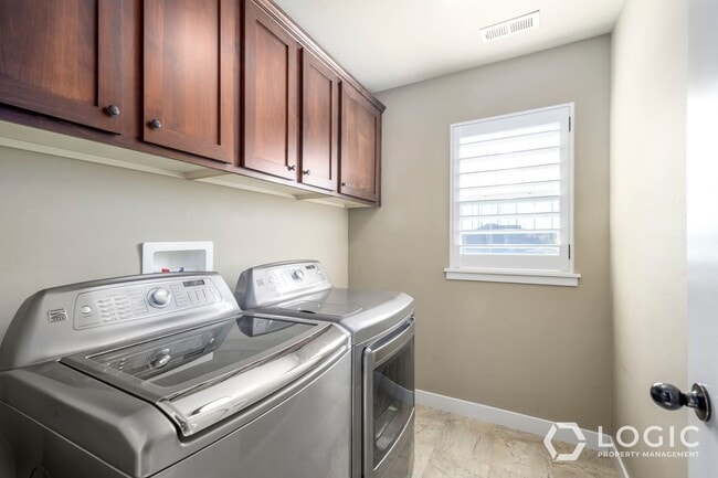 Building Photo - Beautiful Home in Midvale!