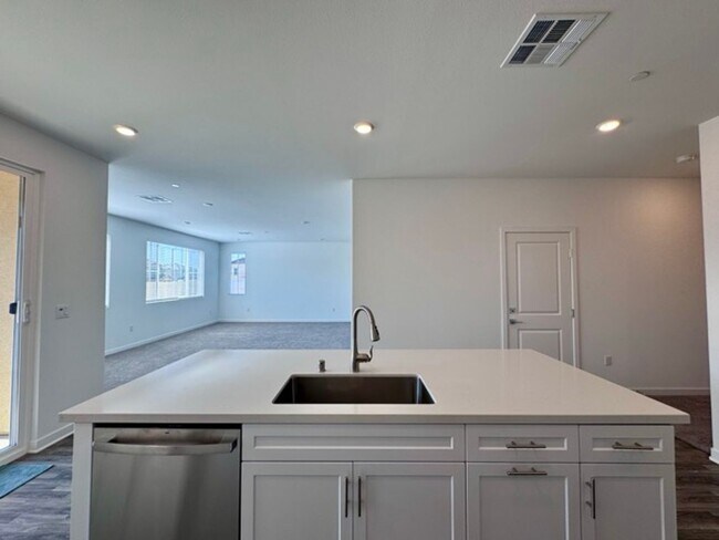 Building Photo - Brand new 4 bedroom Winchester home with a...