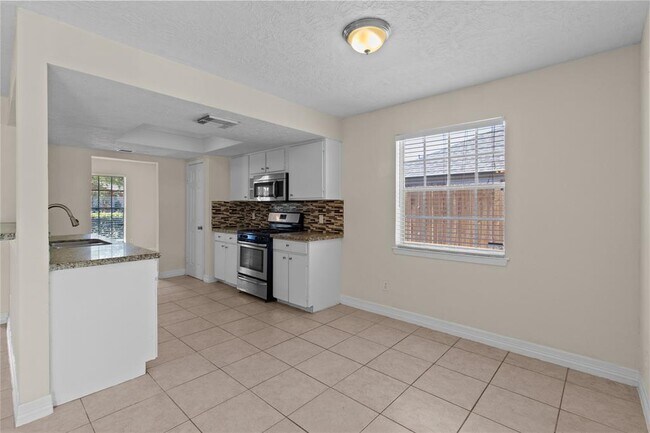 Building Photo - 5818 Silver Frst Dr