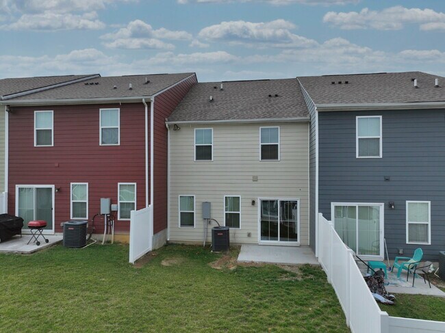 Building Photo - Luxury Townhome in a Prime Goodlettsville Location just Minutes to Nashville!