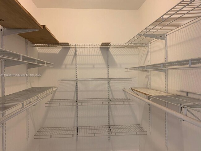 Building Photo - 907 NE 199th St