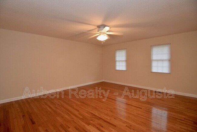 Building Photo - 490 Pheasant Run Dr