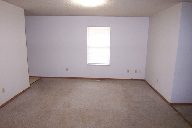 Building Photo - 2 Bedroom Duplex With Extra Large Bedrooms