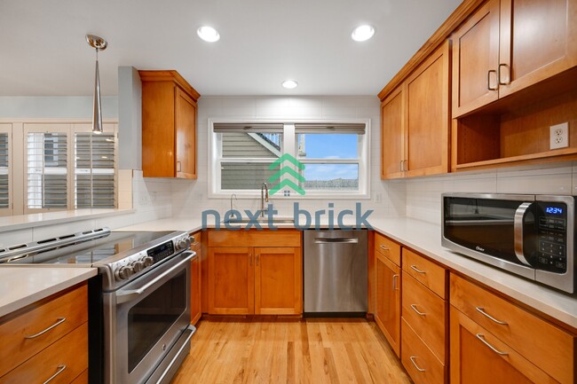 Building Photo - Charming Victorian-style craftsman 3-Bedroom Townhouse with 2.5 Baths – 1610 Sq Ft of Comfortable...