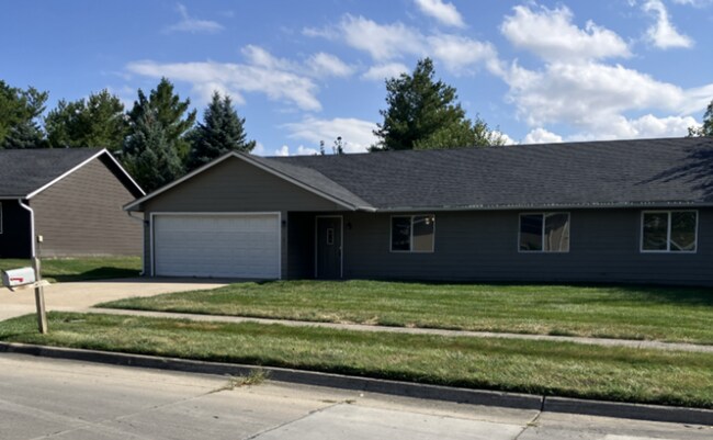Building Photo - 3 Bedroom Home for rent in Newton, IA