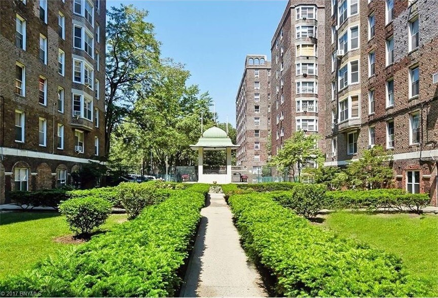 Courtyard - 160 72nd St