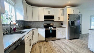 Building Photo - 911 N 14th Ave