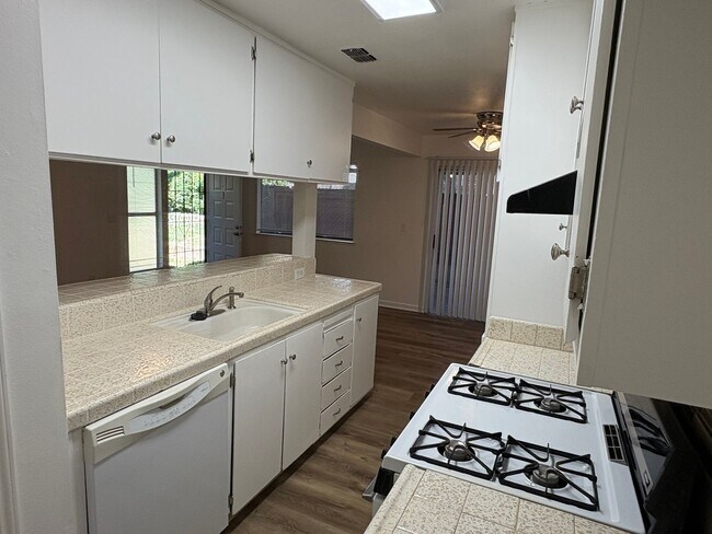 Building Photo - Townhouse condo Hillsdale Oaks