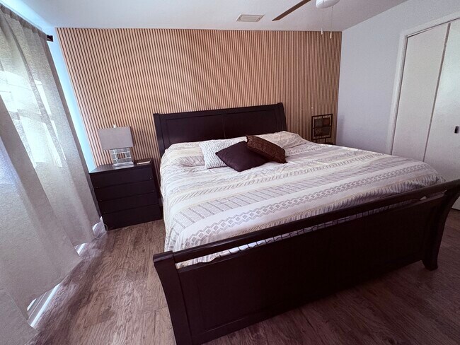 Building Photo - 635 Queens Cir