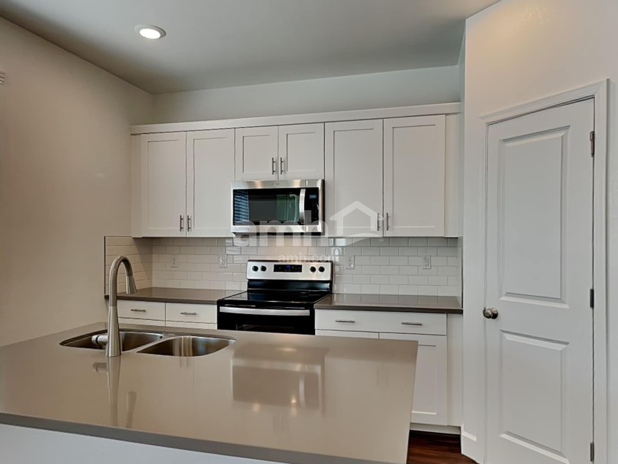 Building Photo - 4219 W St Charles Ave