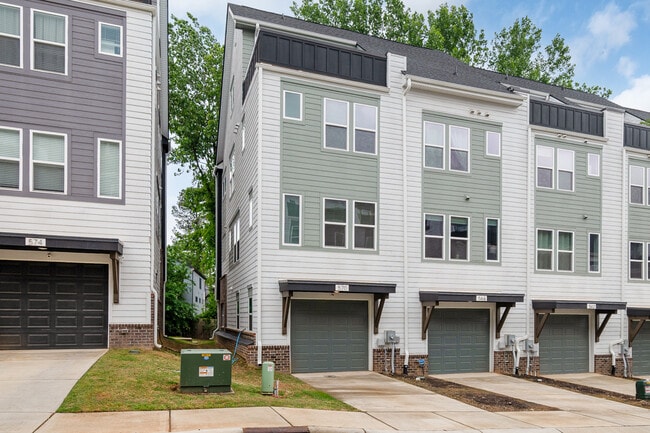 Building Photo - 570 W End Dr