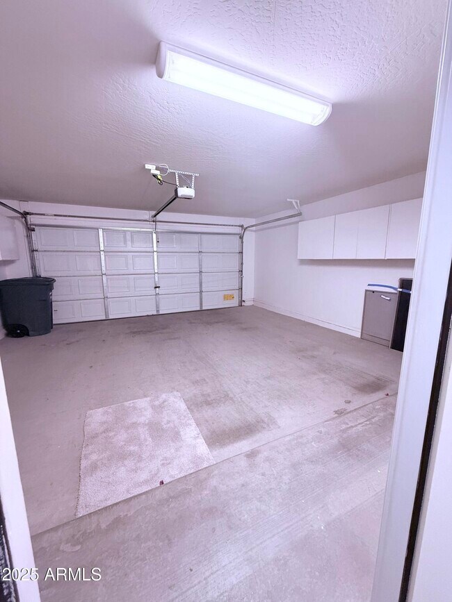 Building Photo - 320 Phantom Dr
