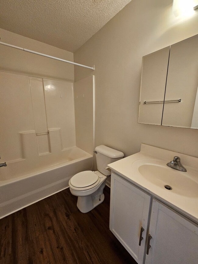Building Photo - Affordable Townhome In Hunter's Creek!
