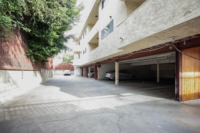 Building Photo - 425 N Hobart Blvd