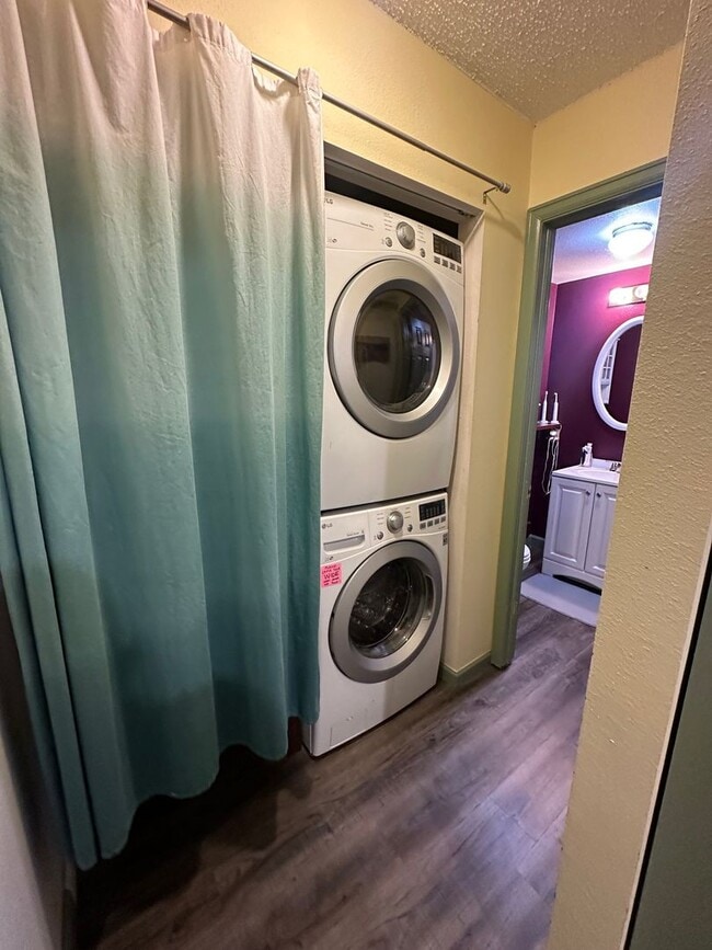 Building Photo - "Rare Opportunity" 3 bedroom 2 bath in the...