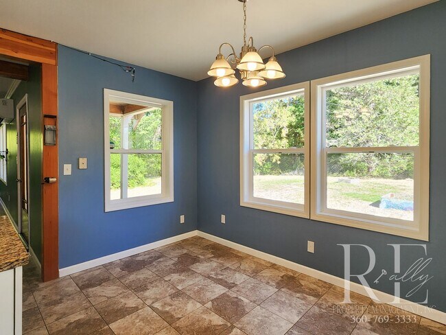 Building Photo - Charming Farmhouse in Town — Hobby Ready &...