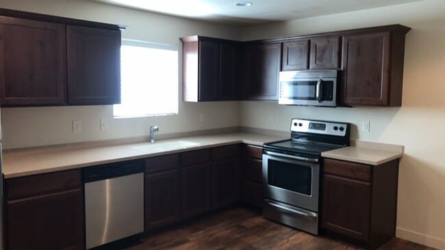 Building Photo - Amazing 3 Story Vineyard Townhome w 1 car ...