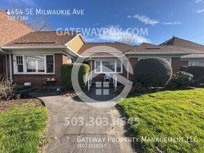 Building Photo - 4454 SE Milwaukie Ave