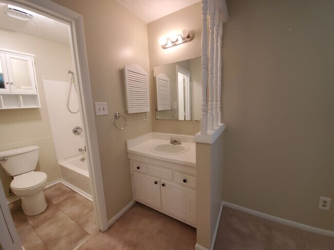 Building Photo - 6400 Hollyhock Ct