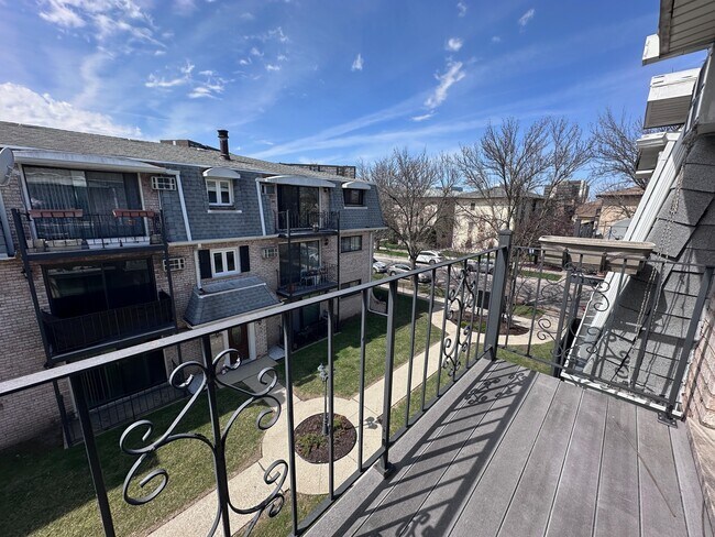 Building Photo - 8509 W Catherine Ave