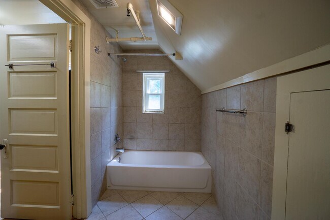 Building Photo - Available 6/1/26 - Newly Renovated 3 Block...