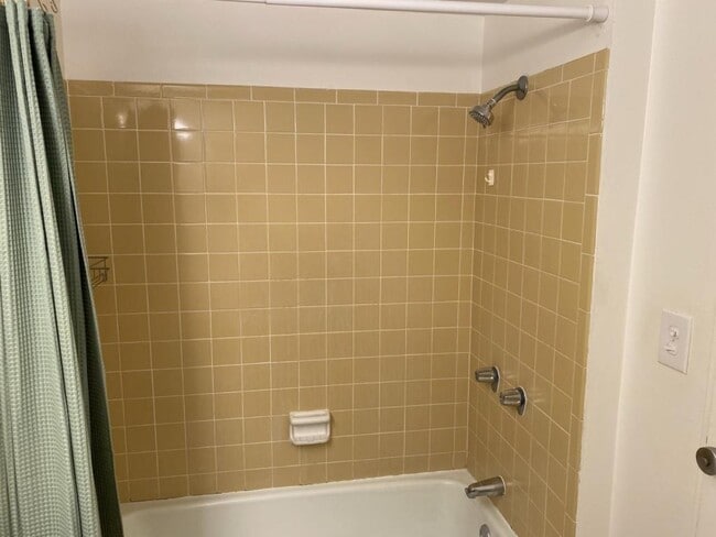 Building Photo - 75-6016 Alii Dr #222